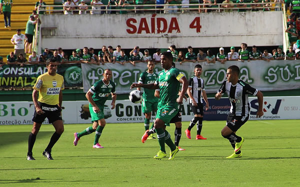 Chapecoense mantém liderança com golaço nos minutos finais da partida. Foto: www.chapecoense.com