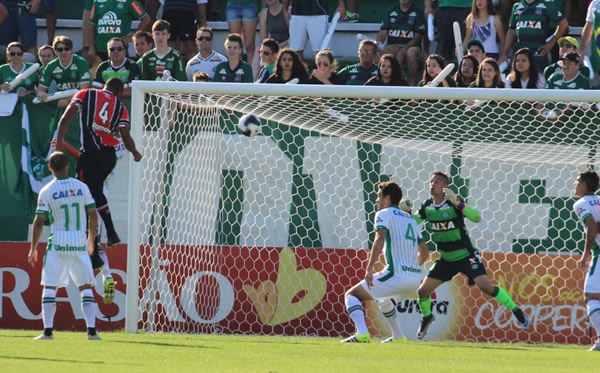 Zagueiro Rafael Donato  marcou dois gols de cabeça em tarde inspirada. Foto: João Lucas / Joinville EC.