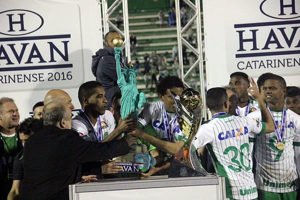 Delfim Peixoto Filho e Luciano Hang entregaram a Taça Havan. Foto: Giba Thomaz / Chapecoense.