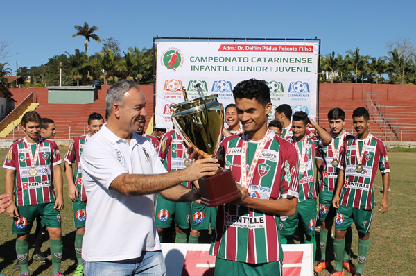 Presidente do Fluminense, Anelisio Machado, entregou a taça ao capitão, Adeilton. 