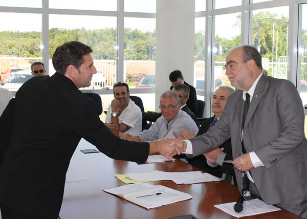Nei Roque Mohr recebendo os cumprimentos do Presidente Delfim Peixoto Filho, no ato de posse como Vice-Presidente da FCF. Foto: Arquivo FCF.
